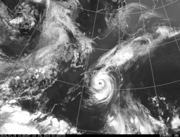 隣でタマホームの現場が工事中で台風が接近中