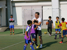 奇跡のレッスンのミゲル・ロドリゴさんと少年サッカーチーム